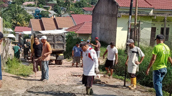 Dicuekin Pemkot Jambi, Warga Swadaya Perbaiki Jalan